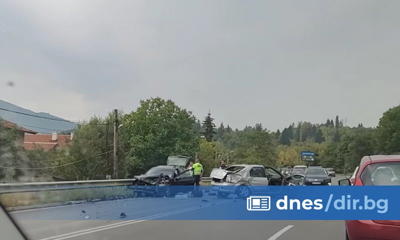 Трима души са пострадали леко в катастрофа между два леки