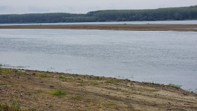 Нивото на Дунав при Лом спада, в реката са се показали острови
