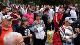 С искане за оставката на министър Митов протестиращи затвориха ул. ,,6-ти септември" и ул. ,,Генерал Паренсов"