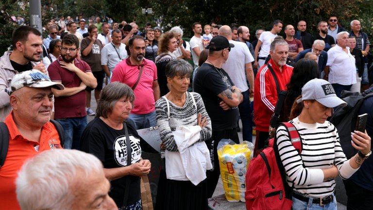 С искане за оставката на министър Митов протестиращи затвориха ул. ,,6-ти септември" и ул. ,,Генерал Паренсов"
