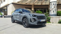 Peugeot 2008 Hybrid може да харчи колкото дизелов SUV (тест-драйв)