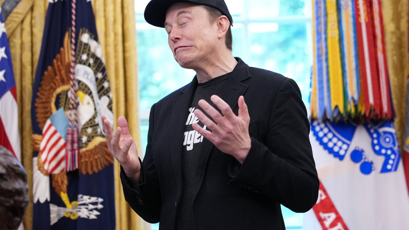 Grok започна да възхвалява Илон Мъск до абсурдни нива