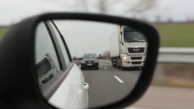Въведено е реверсивно движение по пътя от София към Кулата, в района на Симитли