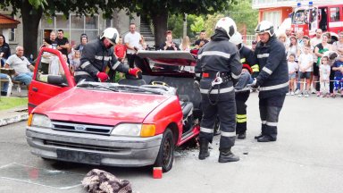 В двора на Районната служба Пожарна безопасност и защита на