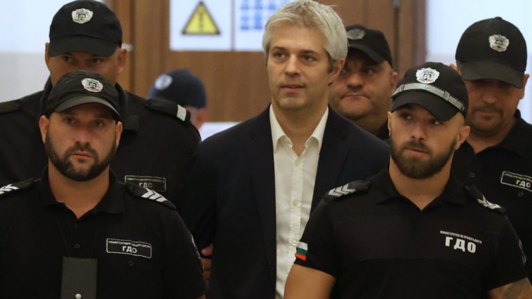 "Няма доказателства за политическо преследване": Оставиха в ареста кмета на Варна (снимки)