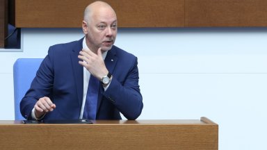 Президентът РадевДомовата книга обновена и попълненаРадев разтревожен от ескалация