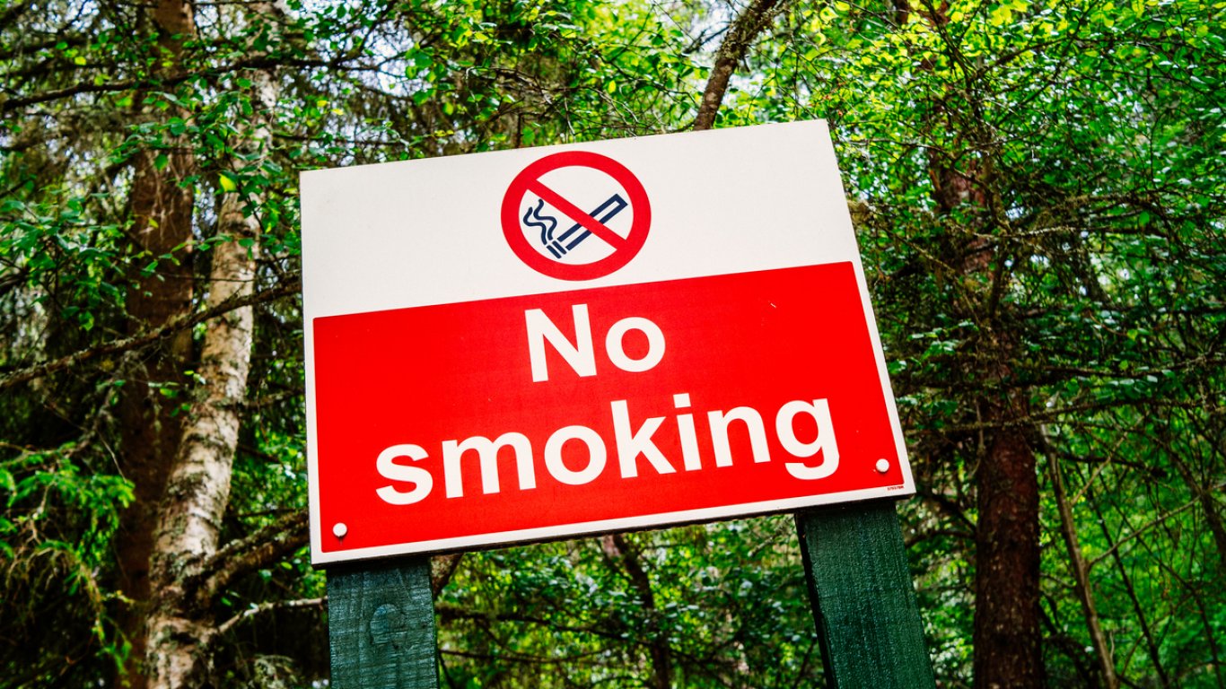 Туристите в Испания с нови рестрикции - забранява се пушенето и на открито