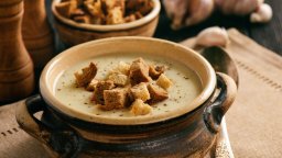 Крем супа с печен чесън, картофи и пармезан