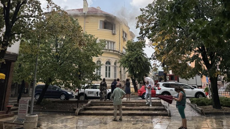 Пожар пламна в административна сграда в Сливен, спасяваха жена с автомеханична стълба
