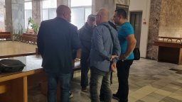 Домашен арест и за трети от обвинените за побоя над шефа на полицията в Русе