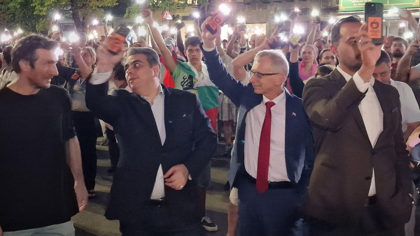 Протест и шествие до "триъгълника на властта" в подкрепа на Коцев, присъстваха и политици от ПП
