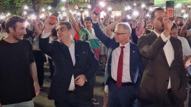 Протестиращи блокираха движението пред Съдебната палата в София с искане