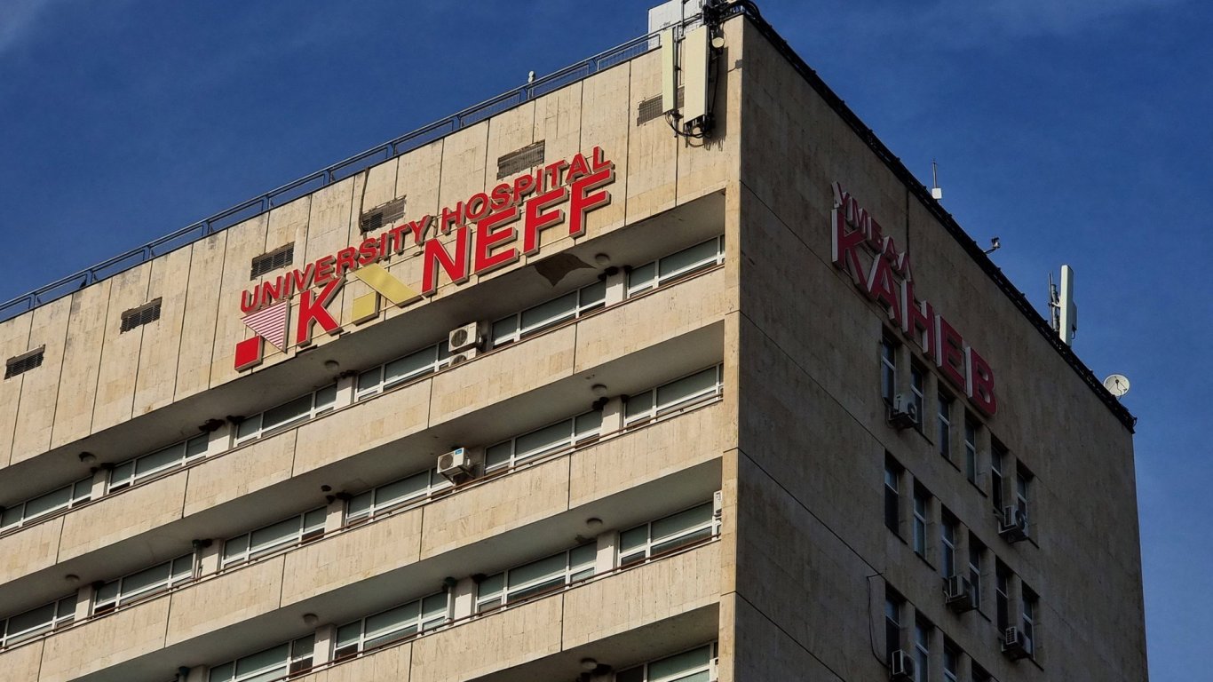 Инцидент с работник в Русе: Мъж е в критично състояние след падане от височина
