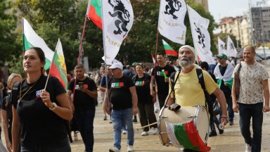Протестиращи се събраха в Триъгълника на властта на митинг под