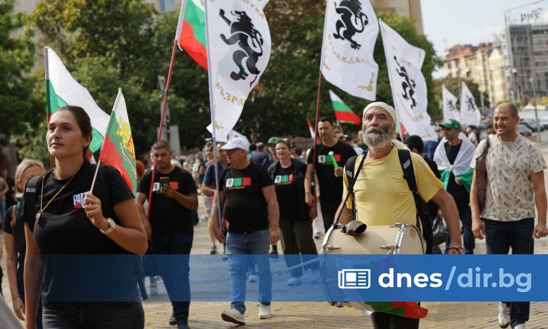 Протестиращи се събраха в Триъгълника на властта на митинг под
