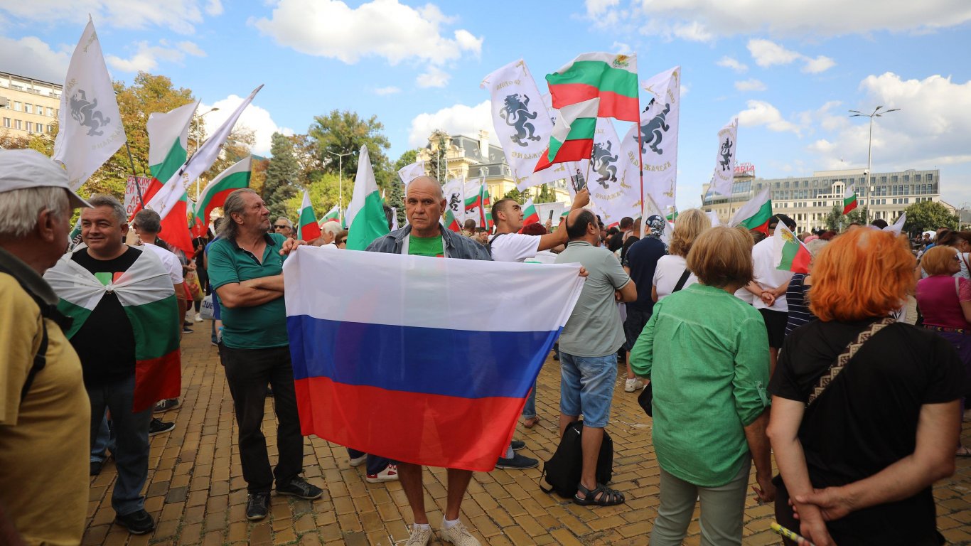 Някои от участниците в протеста развяха руското знаме