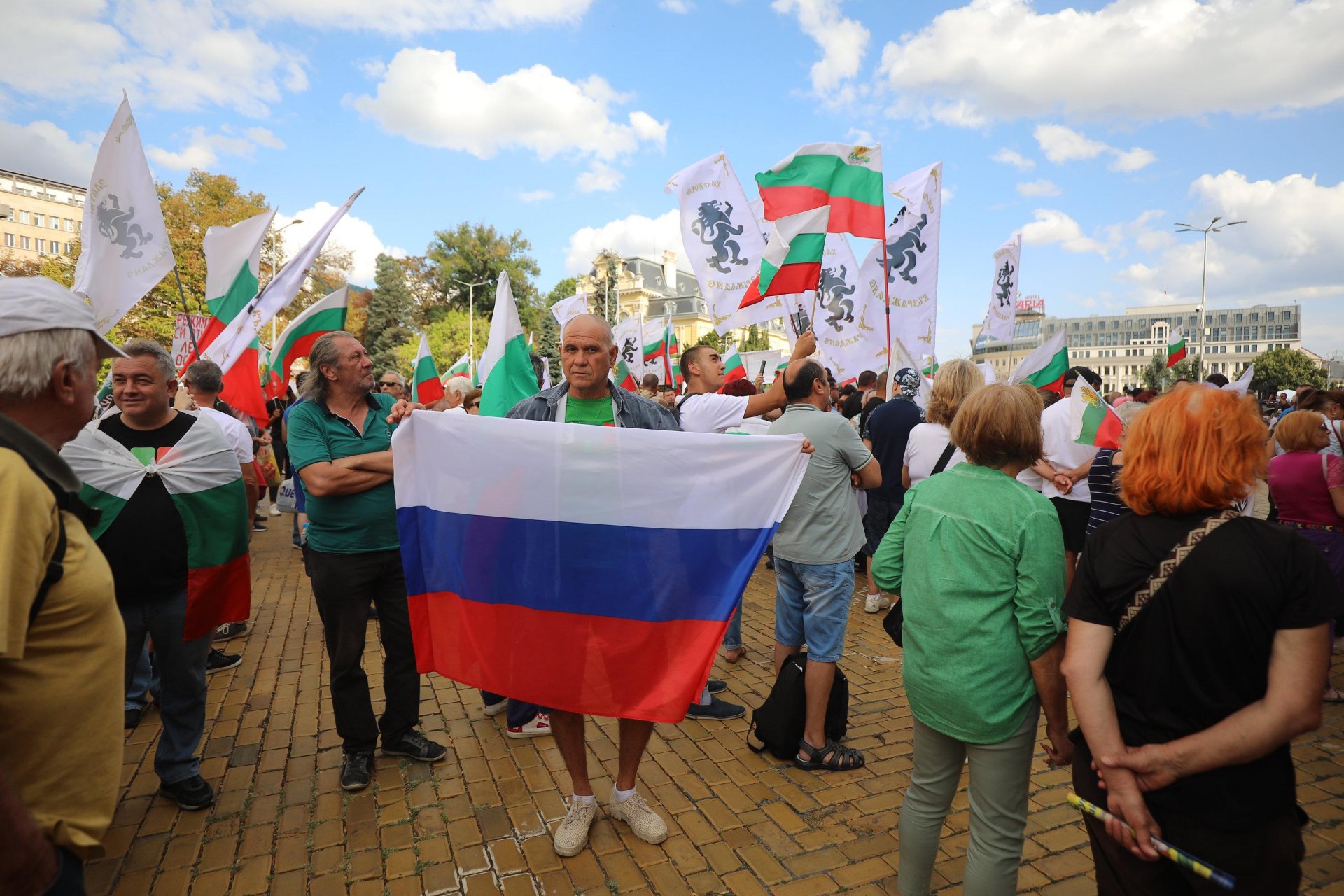 Някои от участниците в протеста развяха руското знаме