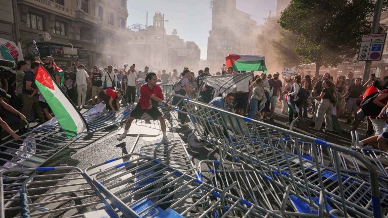 Пропалестниските протести не подминаха Мадрид. И последният етап от "Вуелтата" бе прекратен