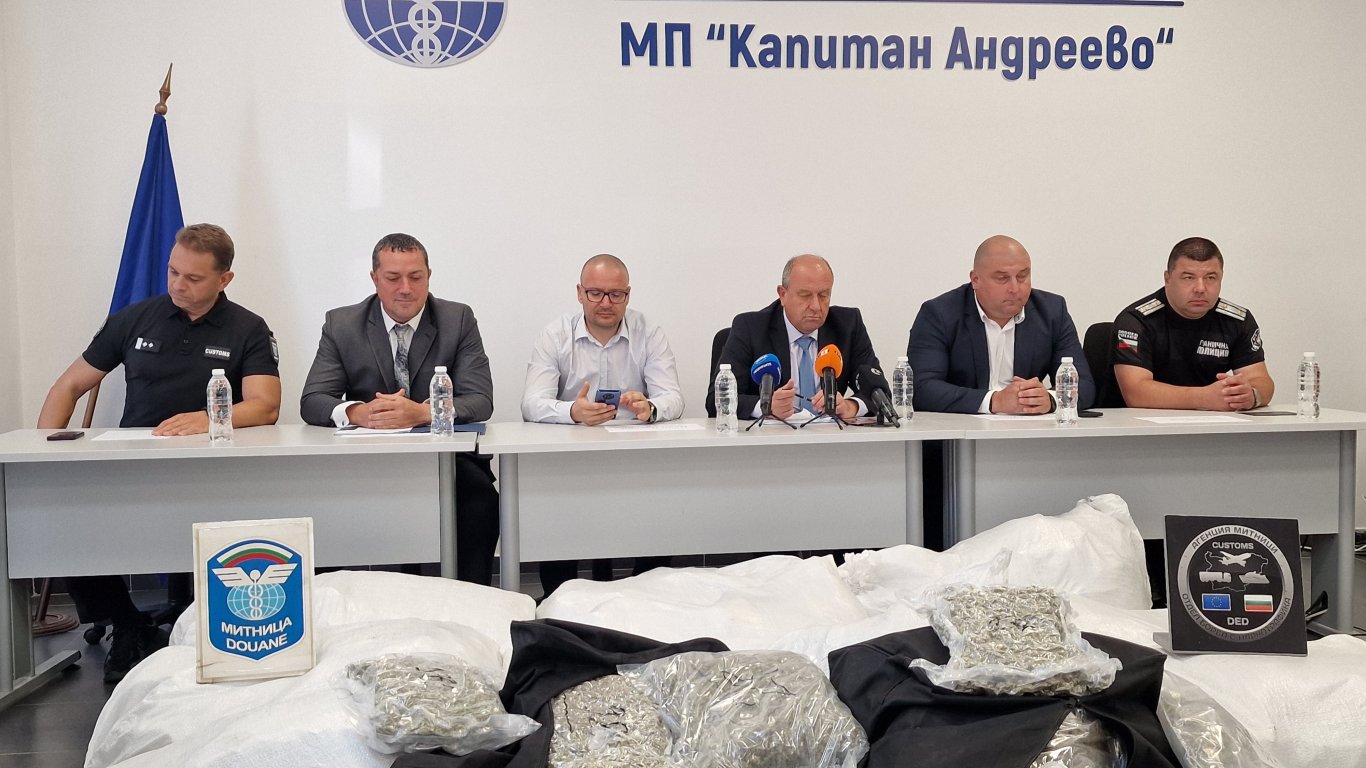 Турски шофьор опита да прекара марихуана за близо 12 млн. лева през "Капитан Андреево" (снимки)