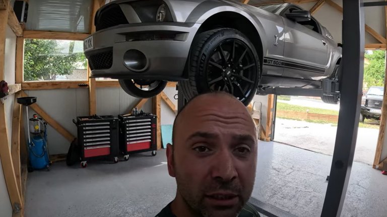 Тунингован до 800 к.с. Ford Mustang Shelby е разполовената кола на "Ботевградско шосе"