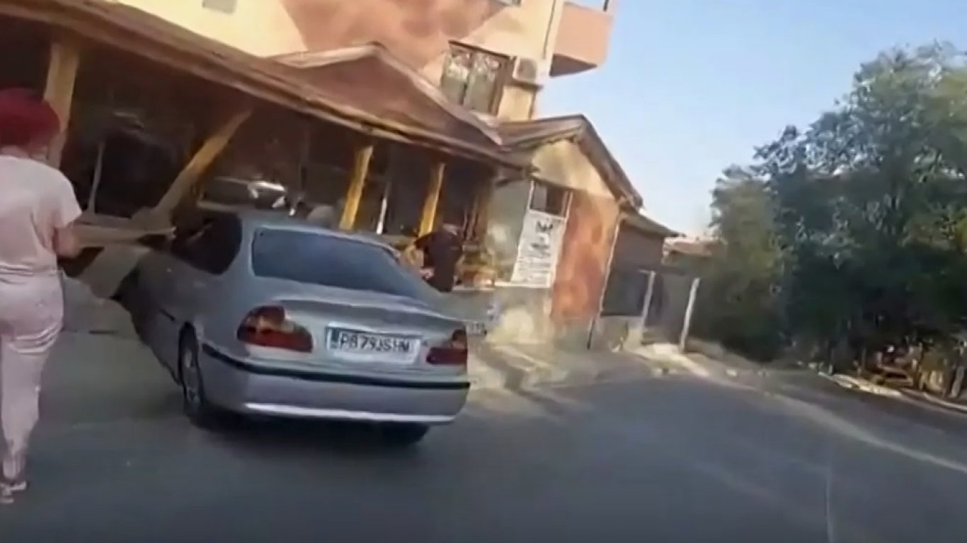 Кола се вряза в закусвалня в Асеновград