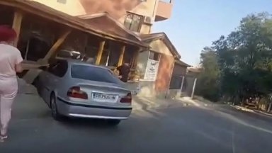БМВ връхлетя в кафе закусвалня в Асеновград и се заби в масите