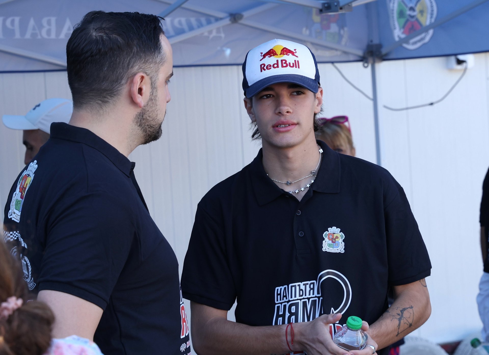  Състезателят от Формула 3 Никола Цолов (вдясно) и ръководителят на Столичния общински съвет (СОС) Цветомир Петров 