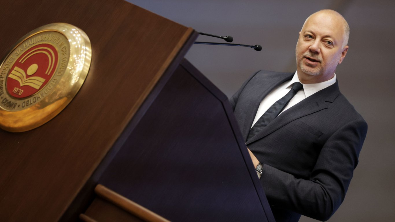 Желязков към студентите в УНСС: Правителството е готово да чуе всяка ваша критика (снимки)