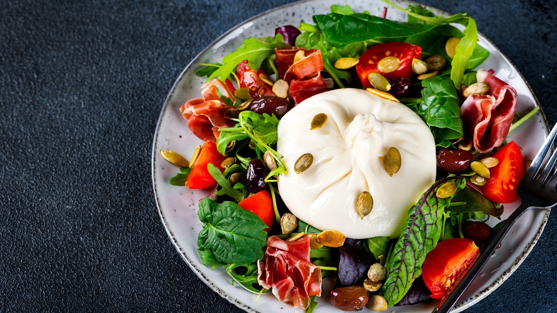 Пикантна свежест: Салата "Бурата инфернале"