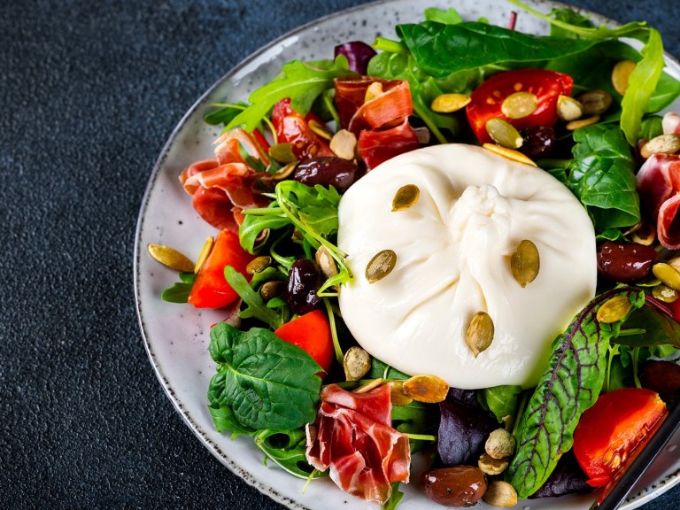 Пикантна свежест: Салата "Бурата инфернале"