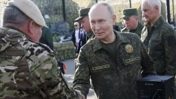 Облечен във военна униформа, Путин пристигна на ученията "Запад 2025" (видео/снимки)