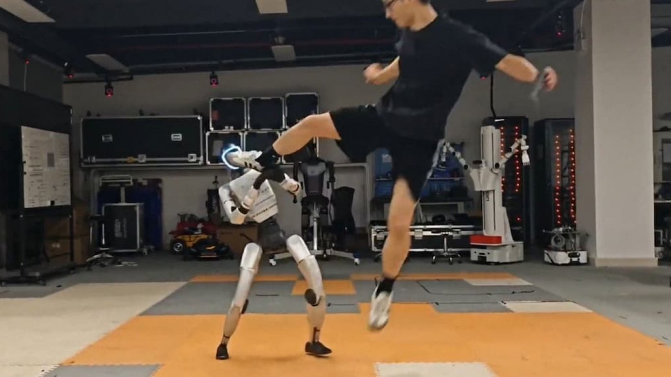 Неудържим боен робот поема директен дроп-ритник без да падне (видео)