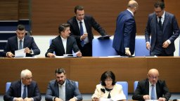 На живо дебатите по вота на недоверие: Опозицията - "идете си", ДПС-НН - ние сме "жокерът" за избори