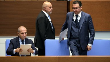 На живо дебатите по вота: Опозицията - "идете си", ДПС-НН - ние сме "жокерът" за избори
