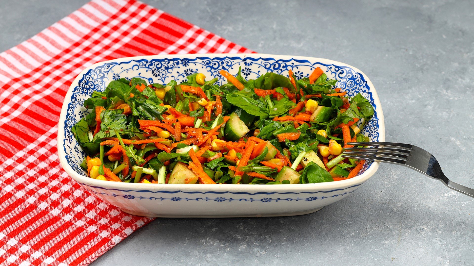 Салата с кейл, валериана и краставици