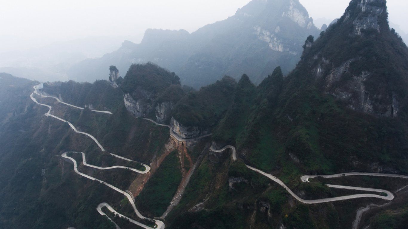 Пътят към рая в планината Тианмен и най-екстремното пътуване на Земята (снимки/видео)