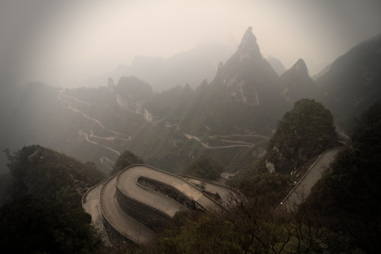 Гледан от въжената линия, пътят прилича на бяла лента, положена върху планината