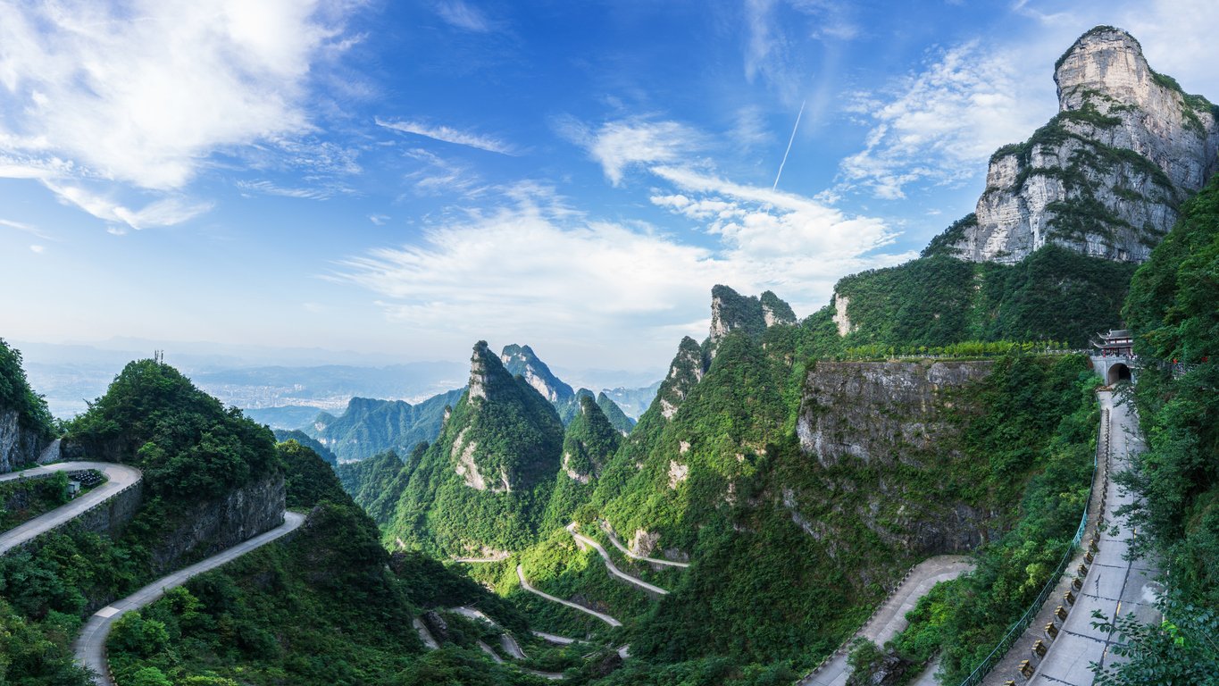 Автобуси изкачват стръмния път всеки ден, управлявани от опитни местни шофьори