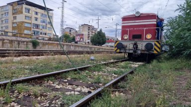Паднал на релсите електропровод спря движението на влакове в района на