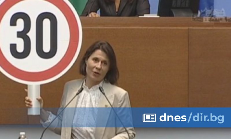 ПарламентътАсен Василев към Бойко Борисов: Дефицитът ще стигне 8%, ако