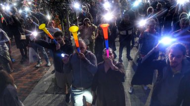 Протестиращи варнеци в подкрепа на кмета символично осветиха Съдебната палата (снимки)