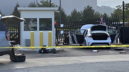 Шофьор се блъсна с автомобила си в портала на сграда на ФБР