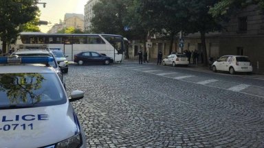 Заради блокадата на ПП: Бял автобус и полиция затвориха "Дондуков"