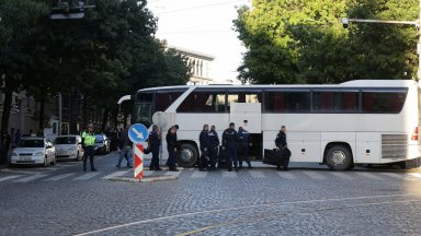 Заради блокадата на ПП: Бял автобус и полиция затвориха "Дондуков"