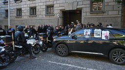 Депутати от ПП блокираха "специалния вход" на НС, за да не влязат Борисов и Пеевски