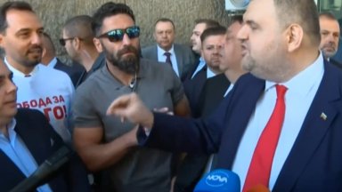 Скандал на входа на НС между Делян Пеевски Асен Василев