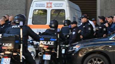Полицай, охранявал протеста пред парламента, почина