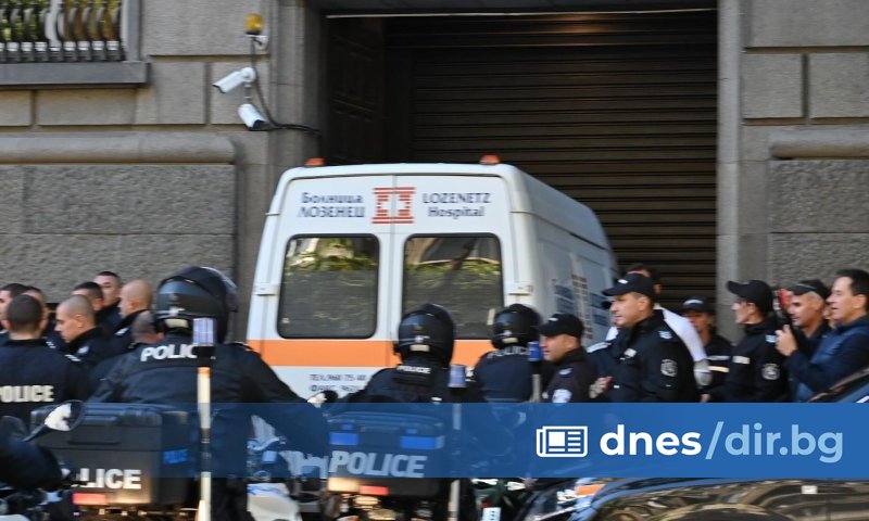 Полицай, охранявал протеста пред Народното събрание, е починал, съобщиха от МВР.