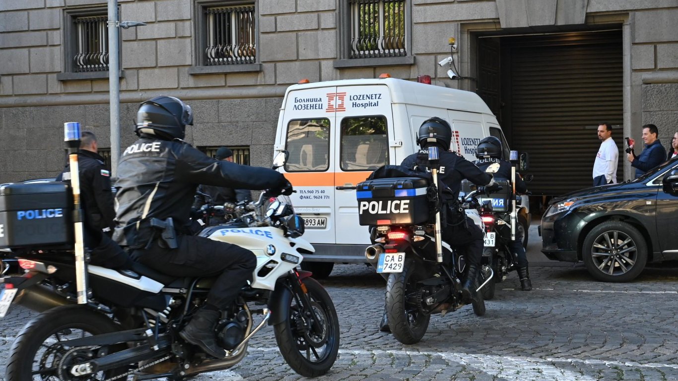 Спешна помощ: Полицаят е бил интубиран на място на паркинга пред БНБ