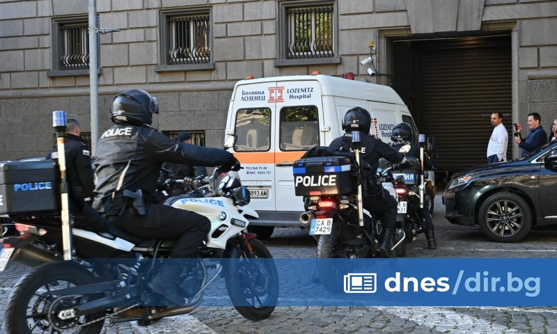 при охрана на парламента тази сутрин, е бил интубиран на